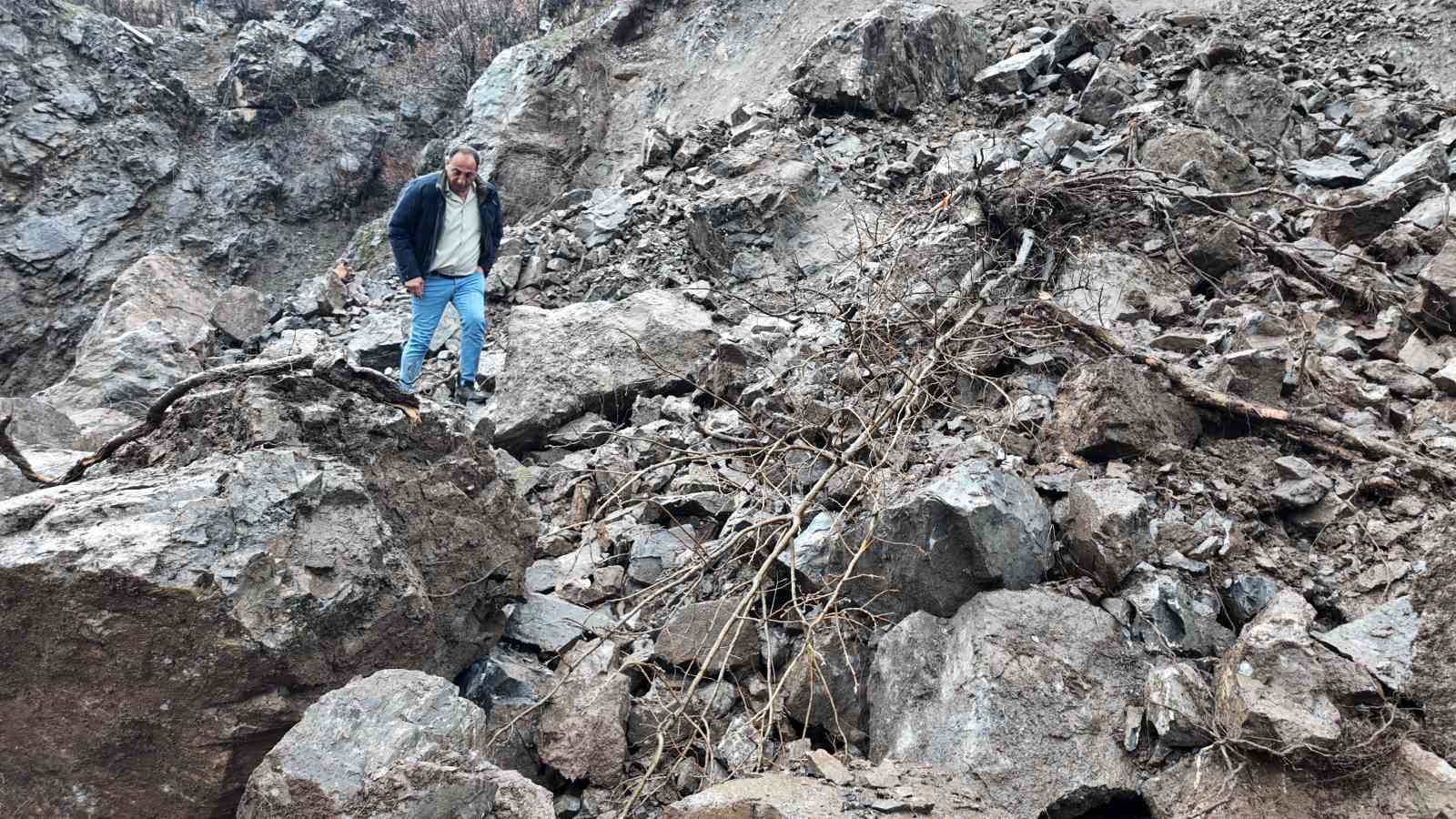 Beytüşşebap’ta heyelan nedeniyle 11 yerin yolu ulaşıma kapandı