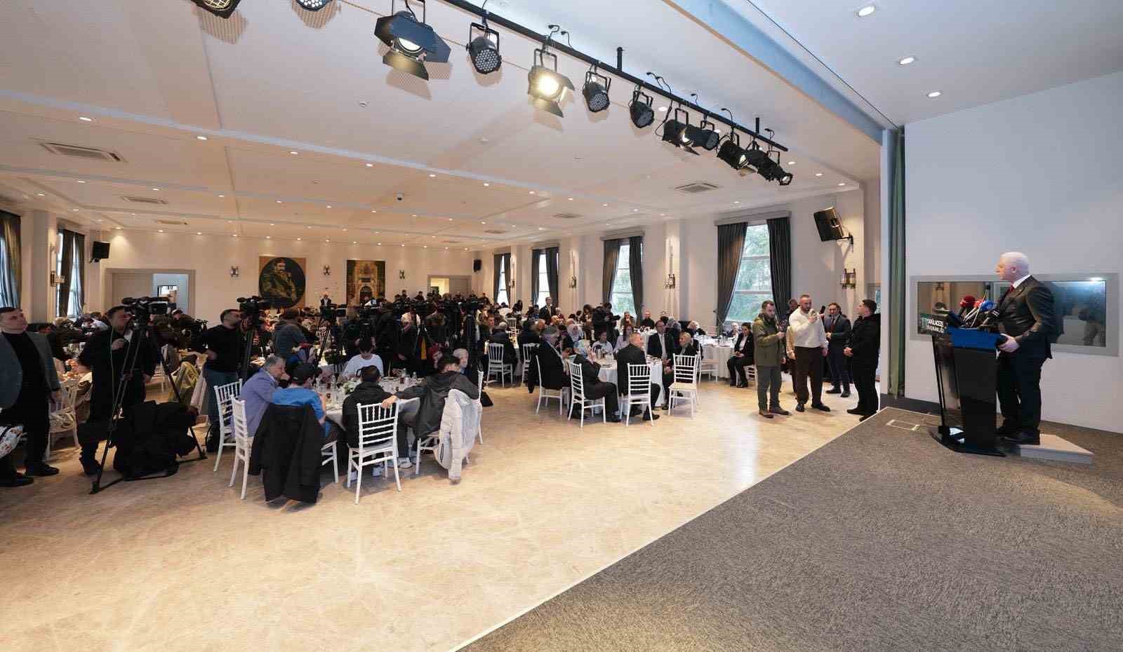 İstanbul Valisi G&uuml;l, Dar&uuml;laceze sakinleriyle bayramlaştı
