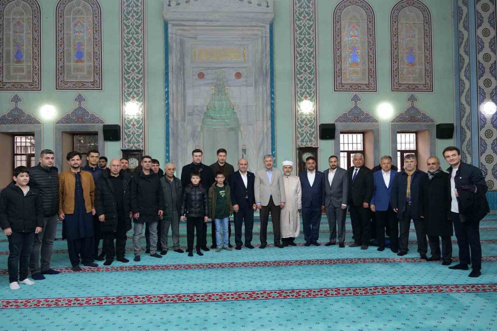 AK Parti İl Başkanı G&uuml;rhan Albayrak, Reşadiye Camii&rsquo;nde vatandaşlarla bayramlaştı
