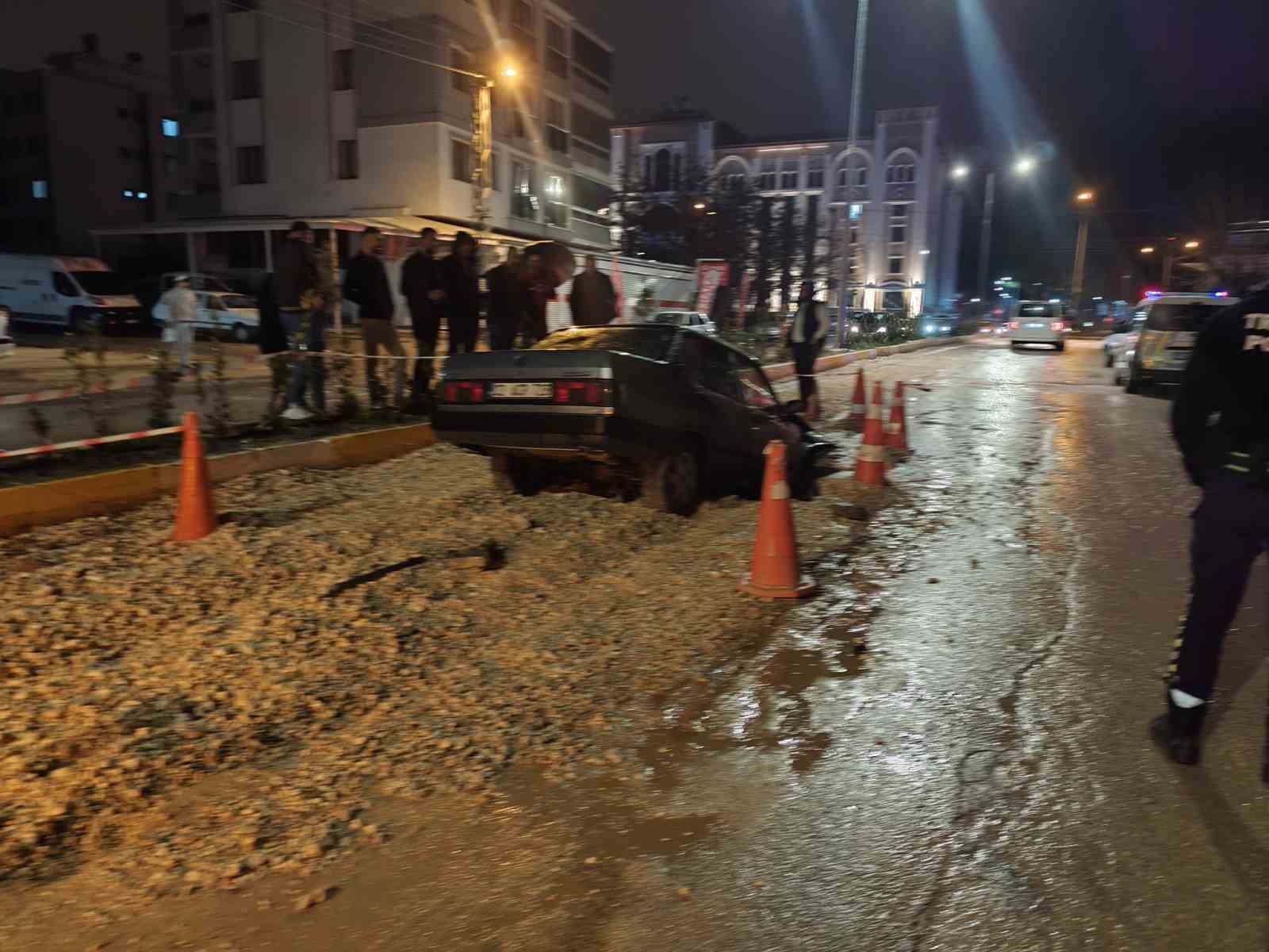 Otomobil alt yapı &ccedil;ukuruna d&uuml;şt&uuml;: 1 yaralı
