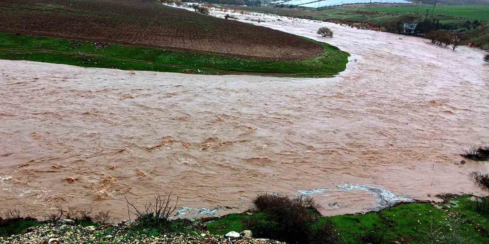 Araban&rsquo;da etkili olan sağanak yağış Sıtma Pınar &Ccedil;ayı&rsquo;nın debisini arttırdı
