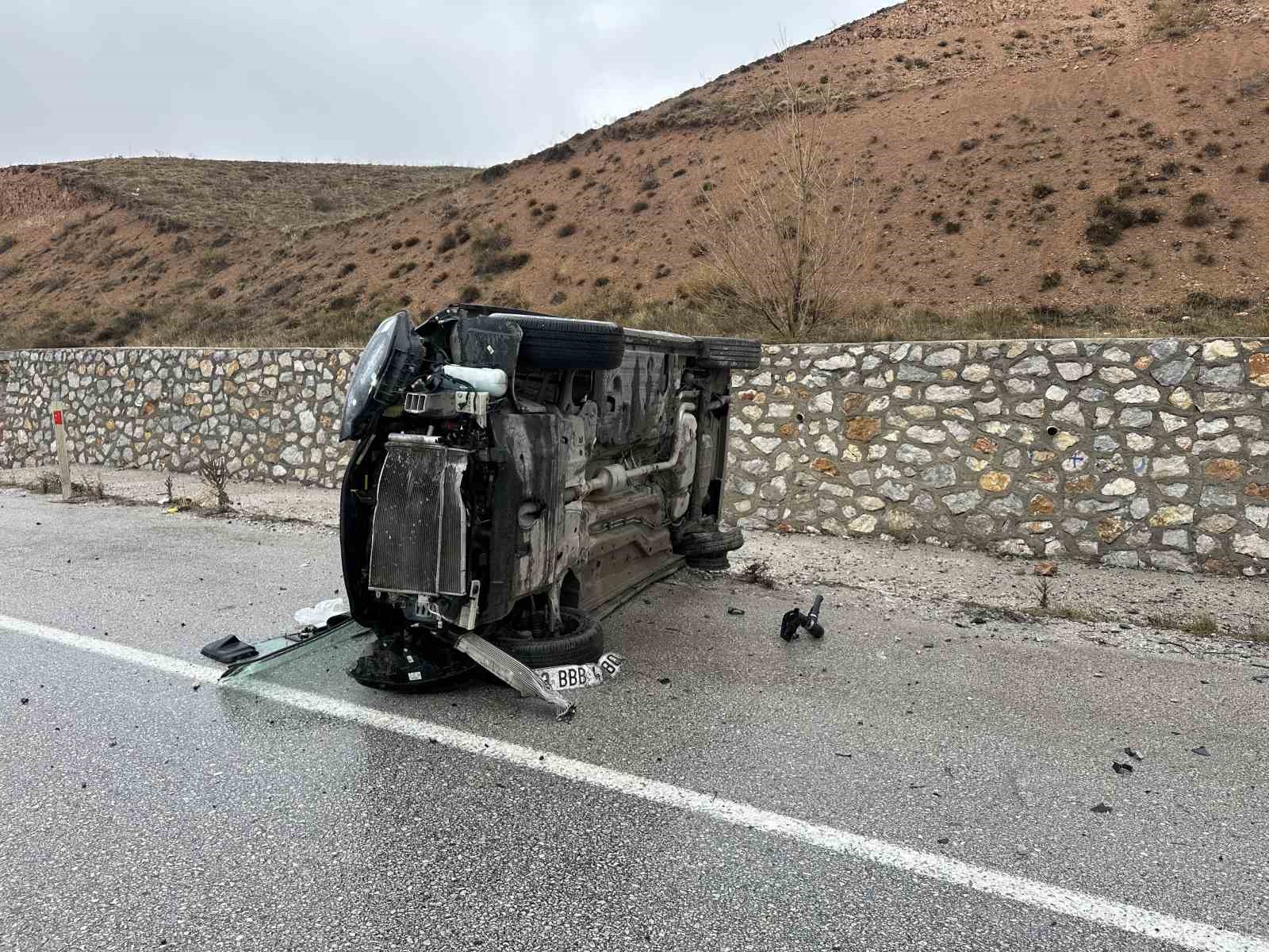 &Ccedil;orum&rsquo;da devrilen otomobildeki 5 kişi yaralandı
