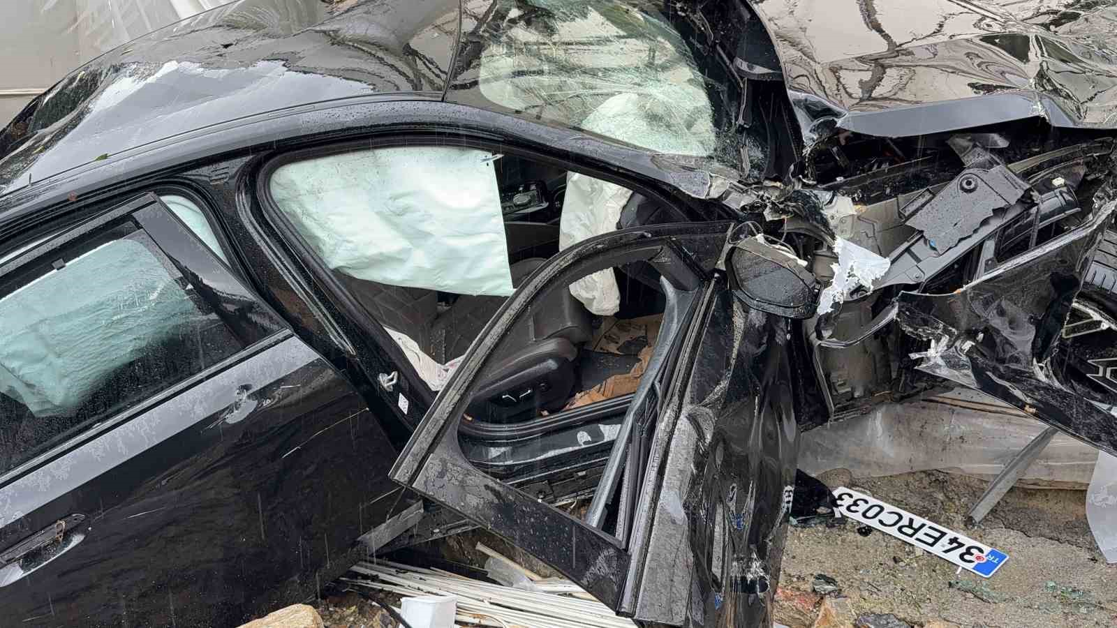 L&uuml;ks otomobil seraya daldı aynı noktada 3 g&uuml;nde ikinci kaza: 4 yaralı
