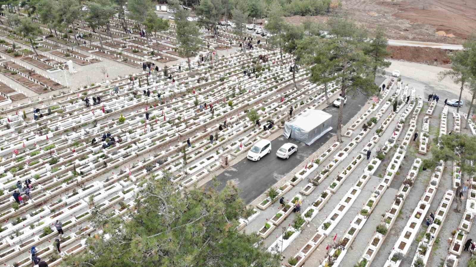 Deprem şehitliğinde h&uuml;z&uuml;nl&uuml; bayram
