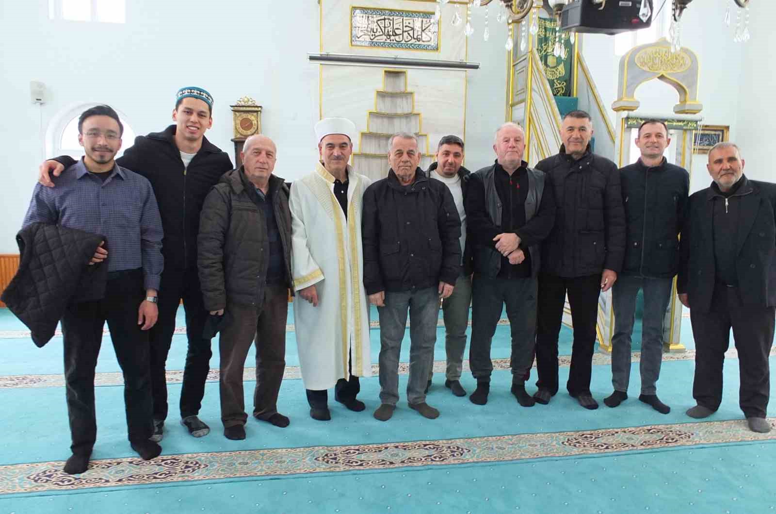 Burhaniye&rsquo;de bayram namazında camiler doldu
