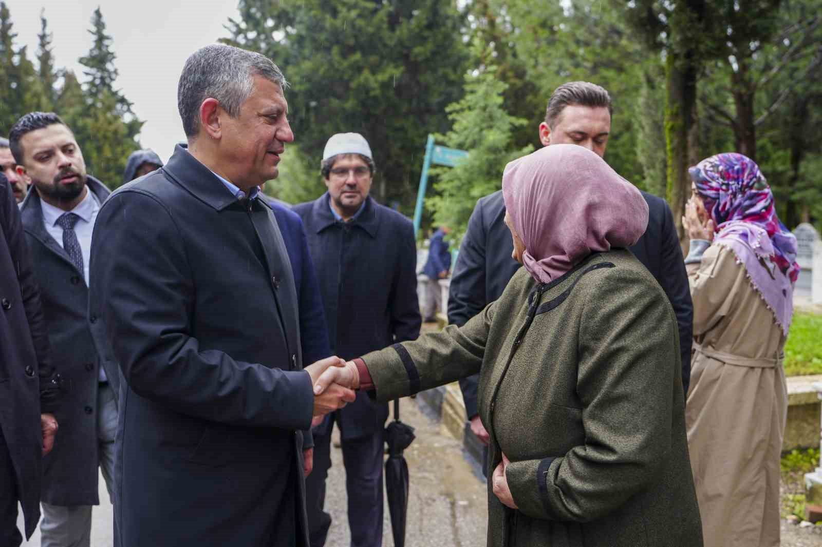 CHP Genel Başkanı Özel, memleketinde kabir ziyaretlerinde bulundu
