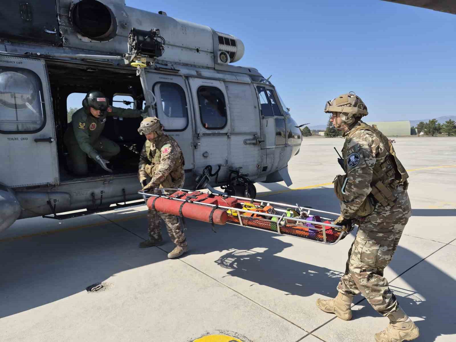 Telefondan annesiyle bayramlaşan Mehmetçik’in duygu dolu anları
