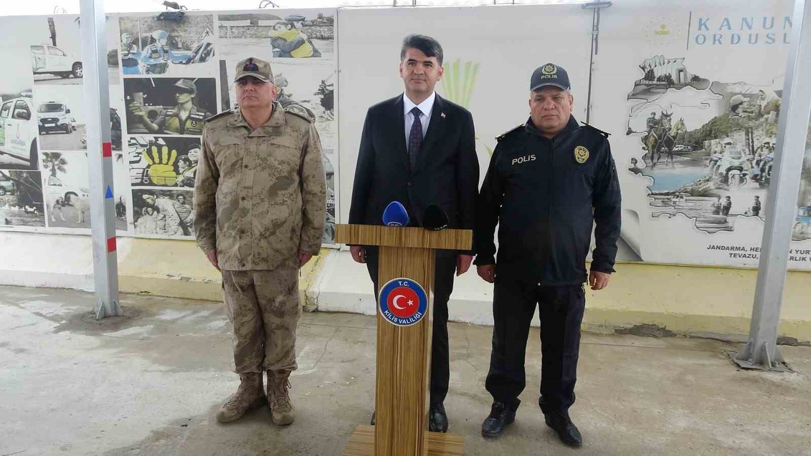 Vali Kalaylı uygulama noktasında g&uuml;venlik g&uuml;&ccedil;leri ve vatandaşlarla bayramlaştı
