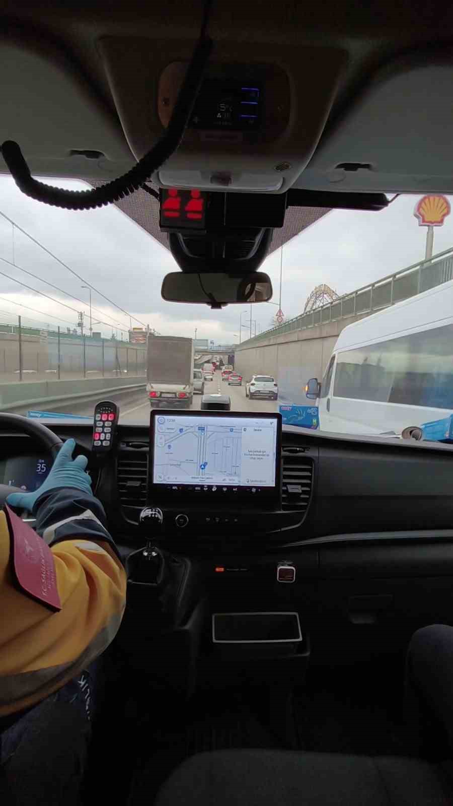 Bursa&rsquo;da hayat koridoru a&ccedil;ıldı S&uuml;r&uuml;c&uuml;lerden alkışlanacak hareket
