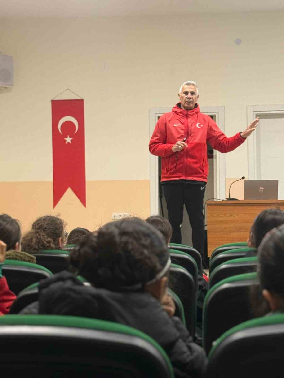 Milli Takımlar Kaleci Departmanı Koordinatörü Alper Boğuşlu Bilecik Kolej Spor Kulübünü ziyaret etti