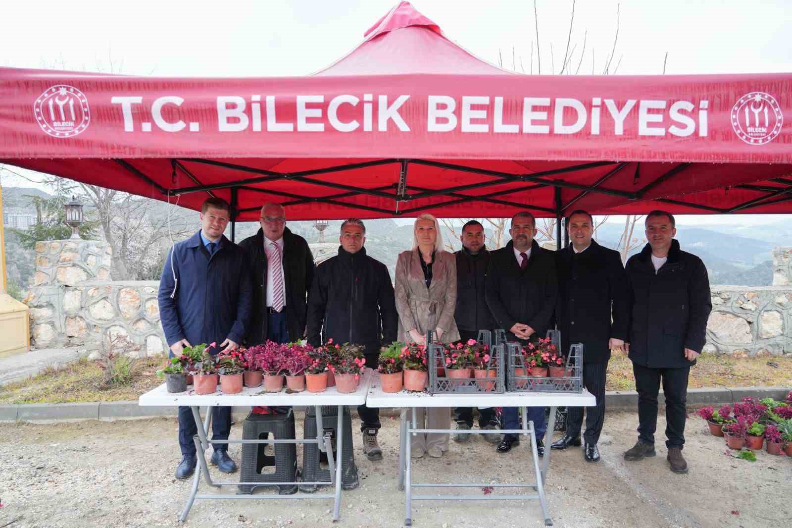 Başkan Subaşı, mezarlık ziyaretinde vatandaşlara çiçek dağıttı