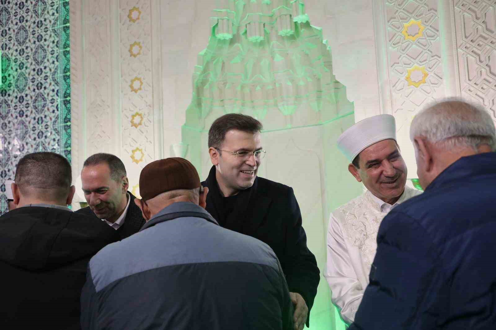 Niğde&rsquo;de bayram namazı sonrası bayramlaşma
