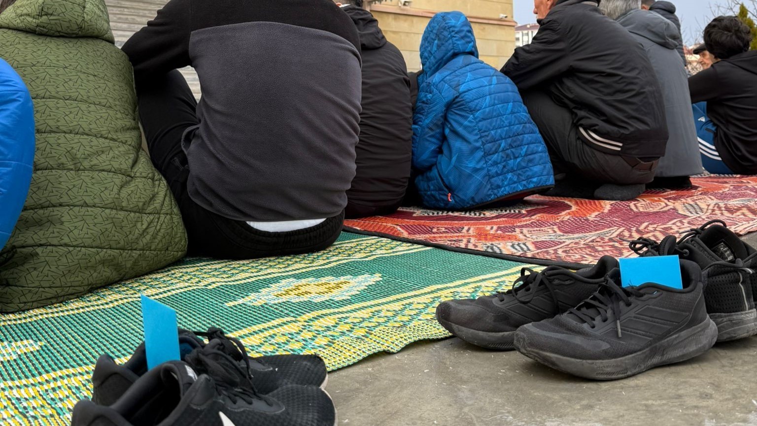 Bayram namazında &ccedil;ocuklara har&ccedil;lık s&uuml;rprizi
