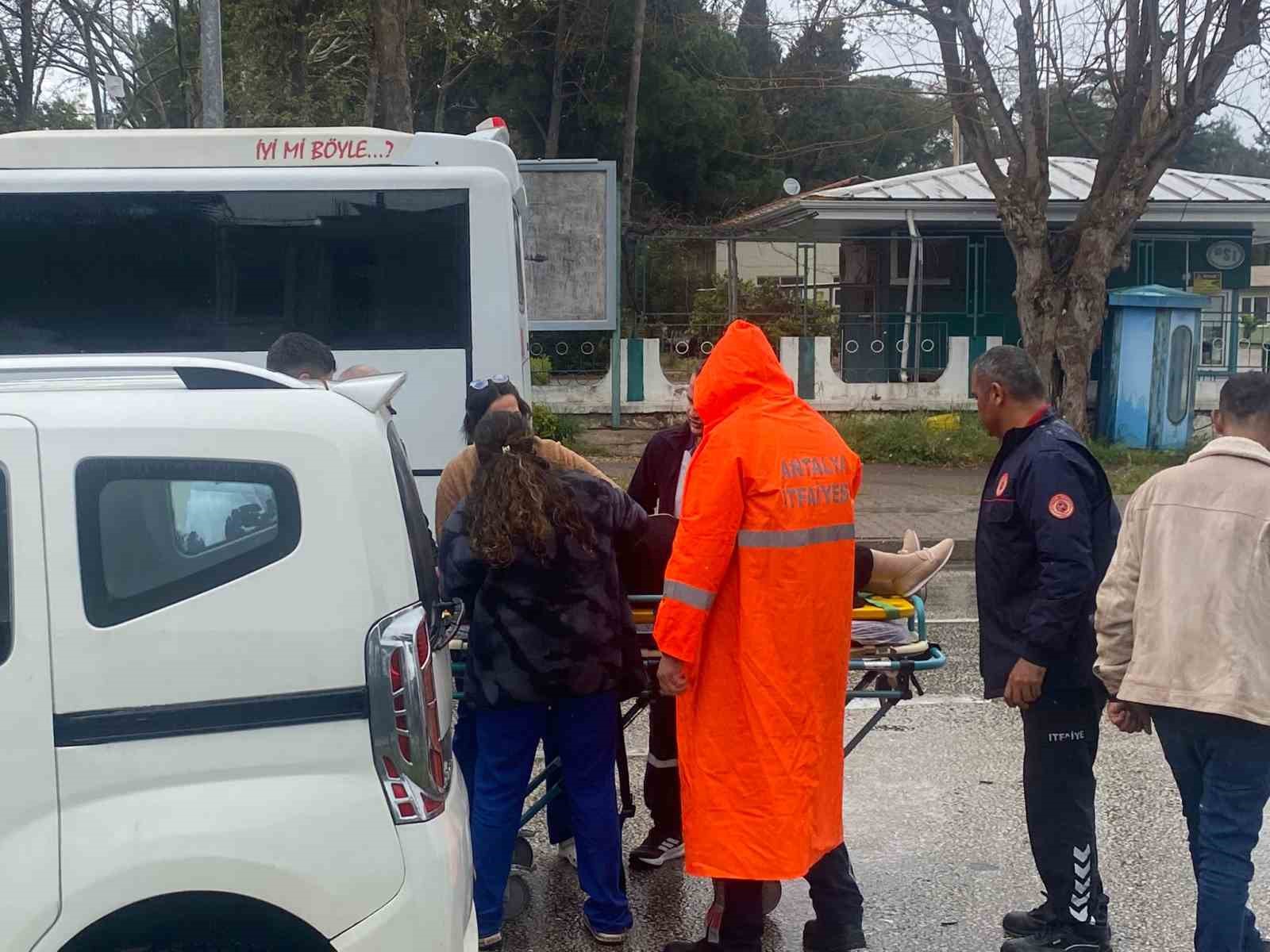 Antalya&rsquo;da 4 ara&ccedil;lı zincirleme kaza: Ara&ccedil;ta sıkışan yolcu itfaiye ekiplerince &ccedil;ıkartıldı
