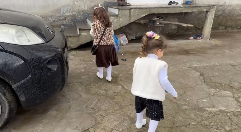 Hask&ouml;y&rsquo;de bayram geleneği s&uuml;r&uuml;yor: &Ccedil;ocuklar kapı kapı şeker topladı
