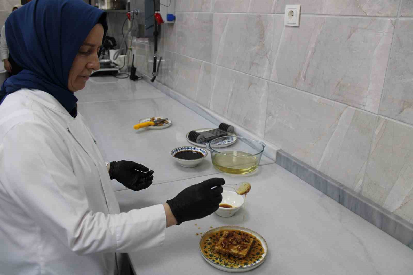 Bayramın vazge&ccedil;ilmez tatlısı: &lsquo;Kayseri Nevzinesi&rsquo;
