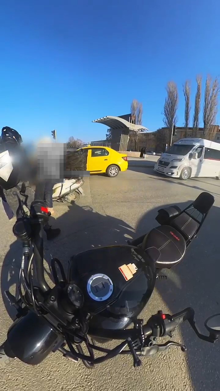 Benzini biten motosikleti iterken dengesini kaybeden motosiklet s&uuml;r&uuml;c&uuml;s&uuml; kaza yaptı
