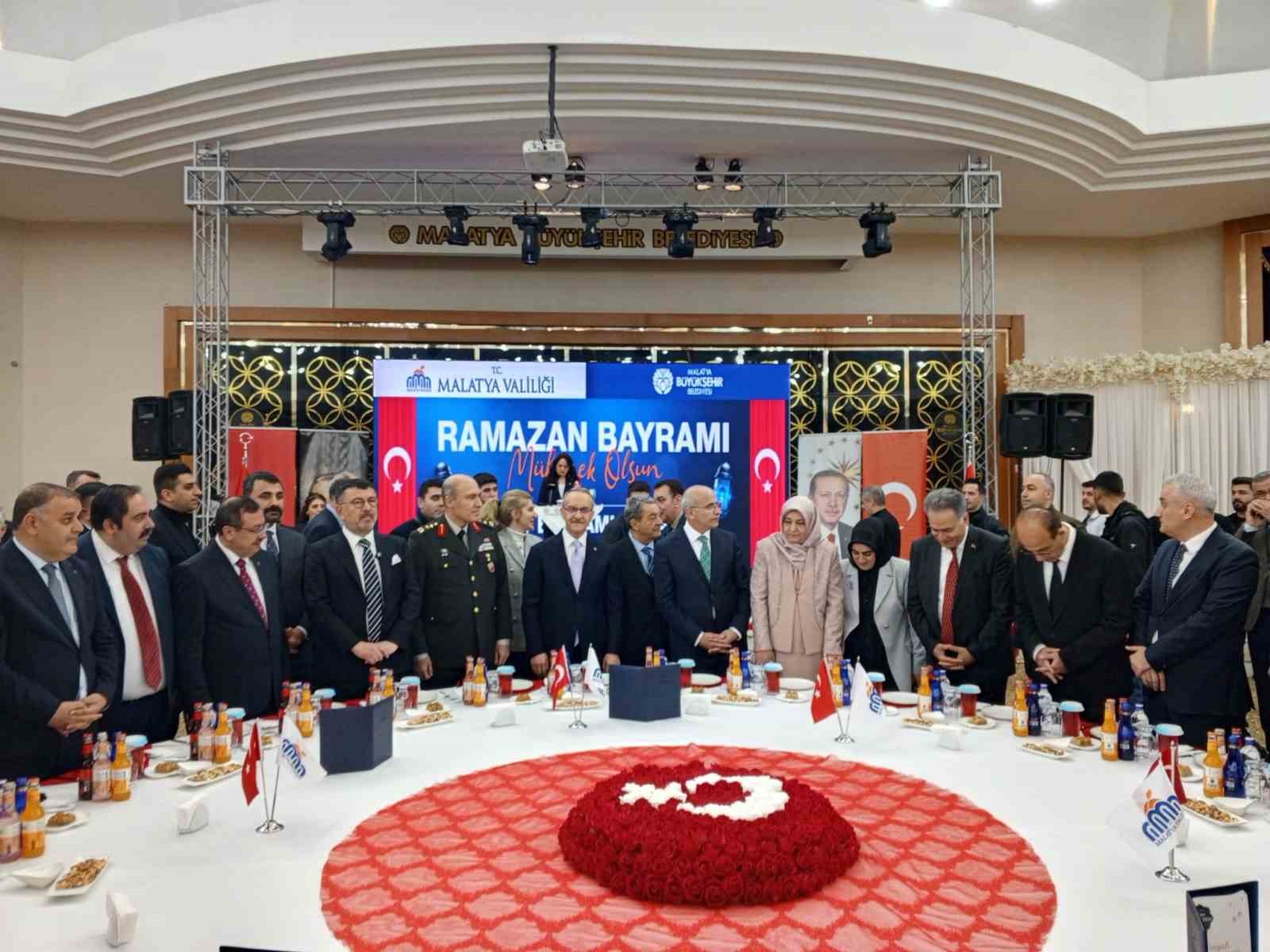 Malatya&rsquo;da bayramlaşma programına yoğun katılım
