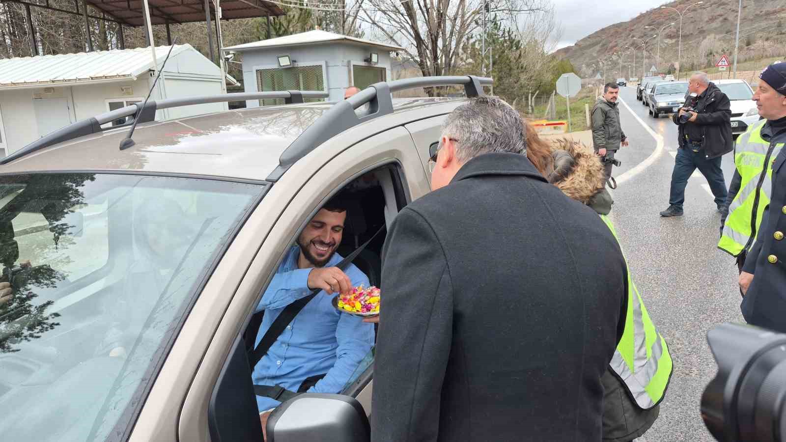 Vali Yılmaz, görev başındaki polis ve jandarma ile bayramlaştı