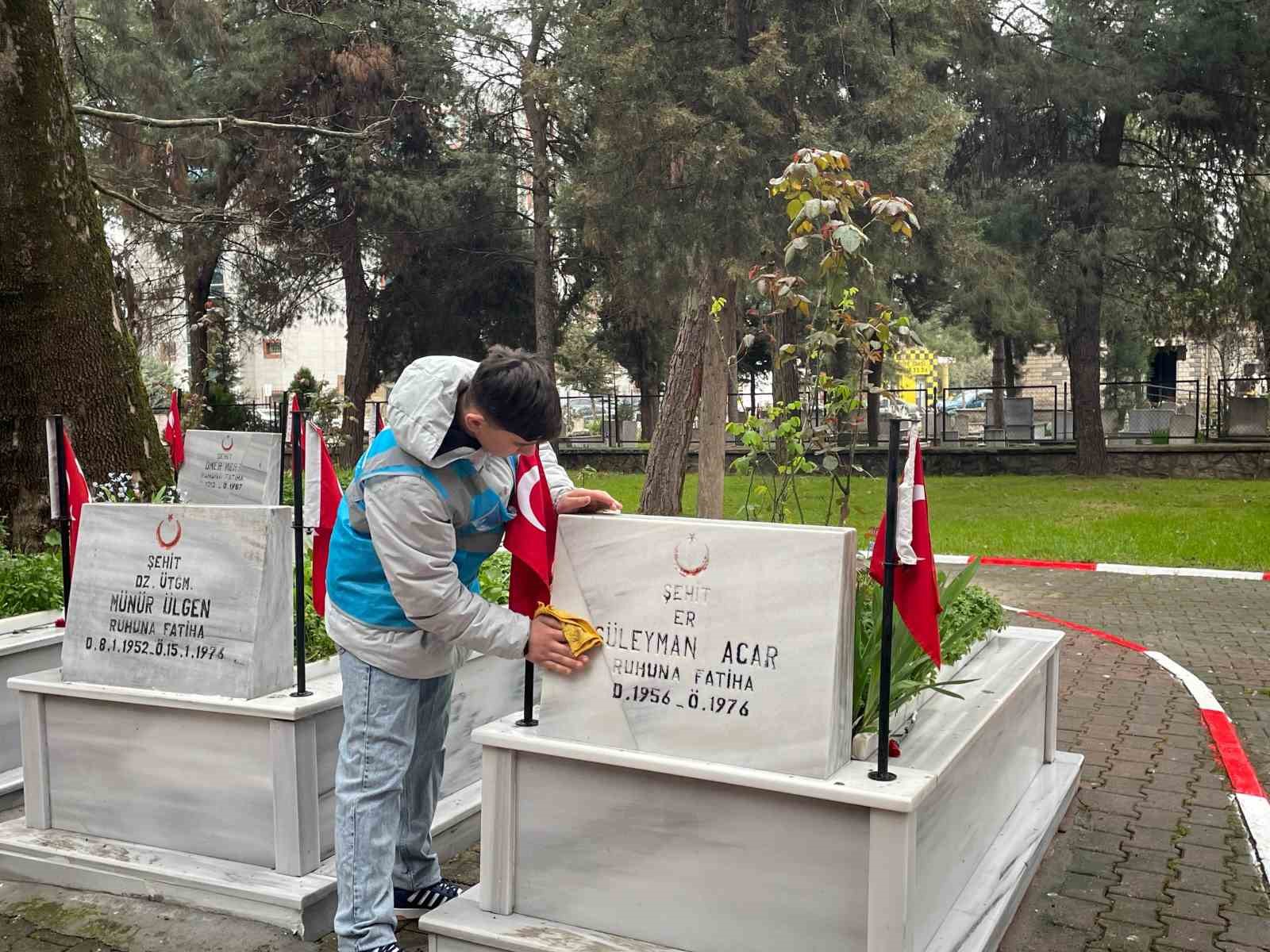 Bursa’da öğrencilerden şehit kabirlerine bayram temizliği