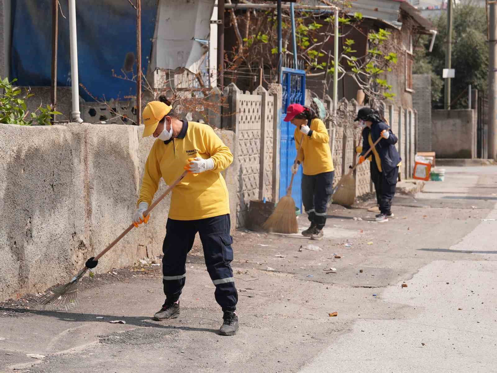 Tarsus&rsquo;ta bayram &ouml;ncesinden başlatılan temizlik ve ila&ccedil;lama &ccedil;alışmaları s&uuml;r&uuml;yor
