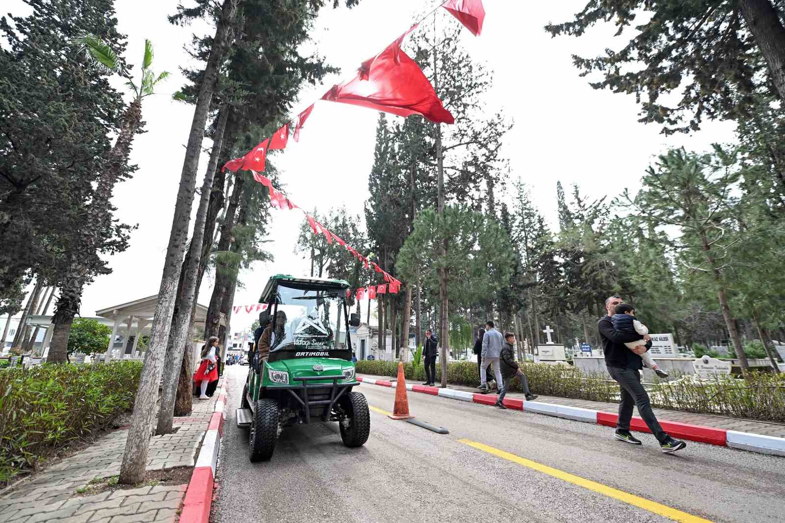 Mersin&rsquo;de bayramda mezarlıklarda vatandaşlar yalnız bırakılmıyor
