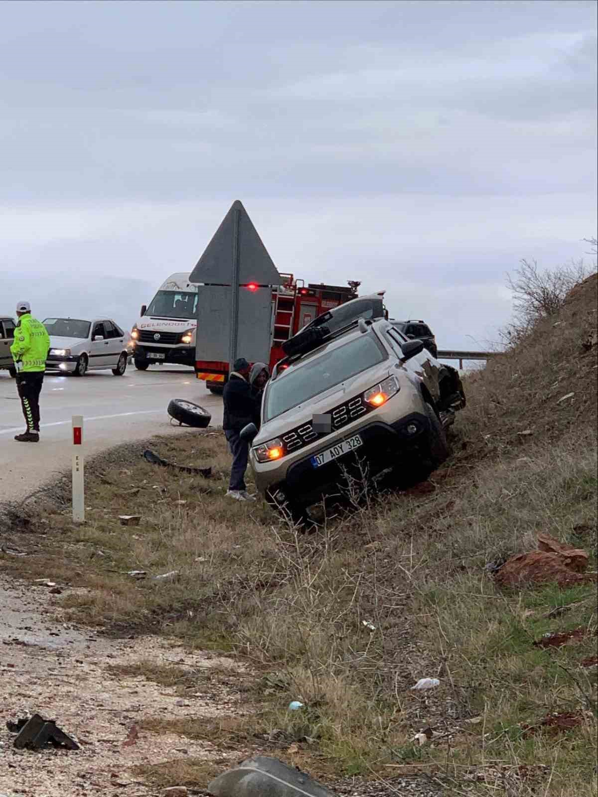 Isparta&rsquo;da 8 kişinin yaralandığı kaza kamerada
