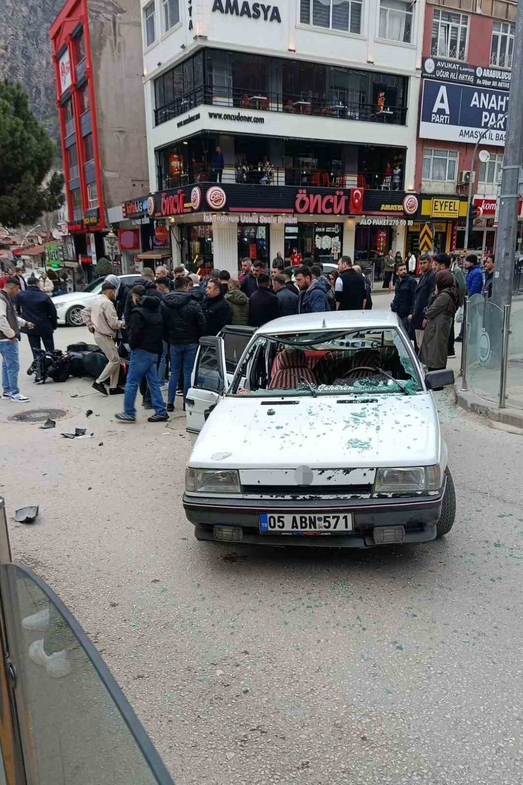 Amasya&rsquo;da motosiklet ile otomobilin &ccedil;arpıştığı kaza kamerada
