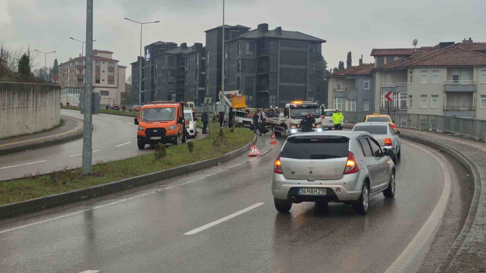 Aynı yolda 4 saat i&ccedil;erisinde 3 ayrı kaza: 5 yaralı
