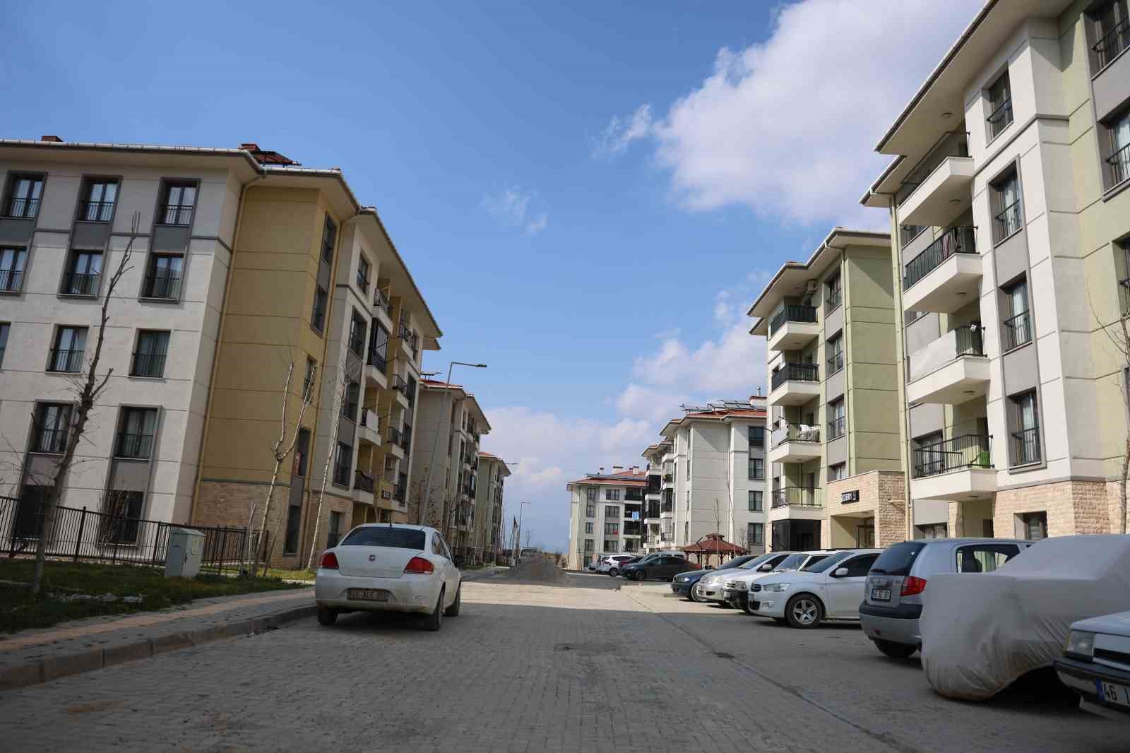 Depremzede &ccedil;iftin yeni evlerinde ilk bayram heyecanı
