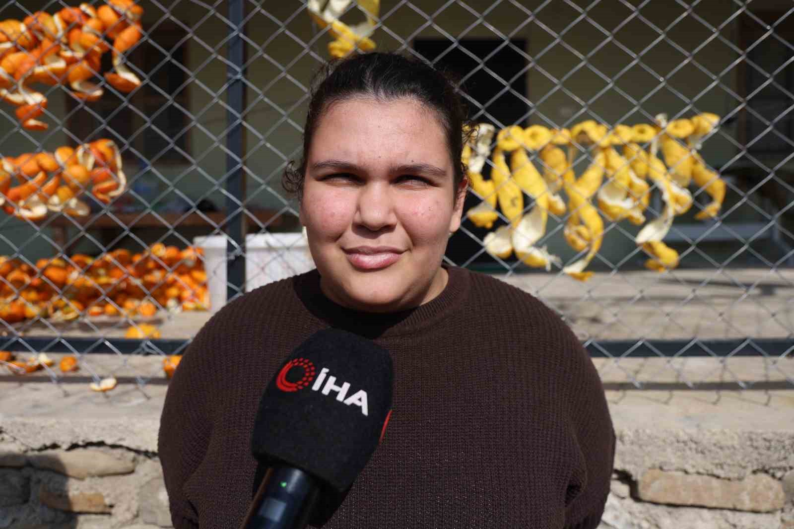 Limon ve turunç kabukları kadınların elinde değerleniyor
