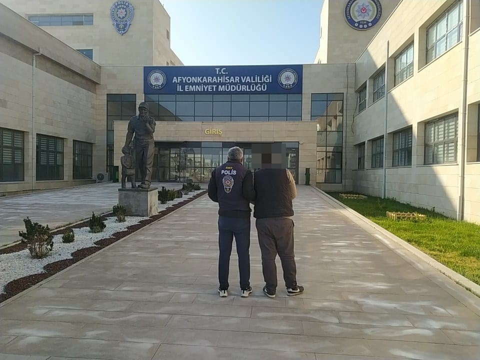 Dolandırıcılık suçundan aranan şahsı polis yakaladı