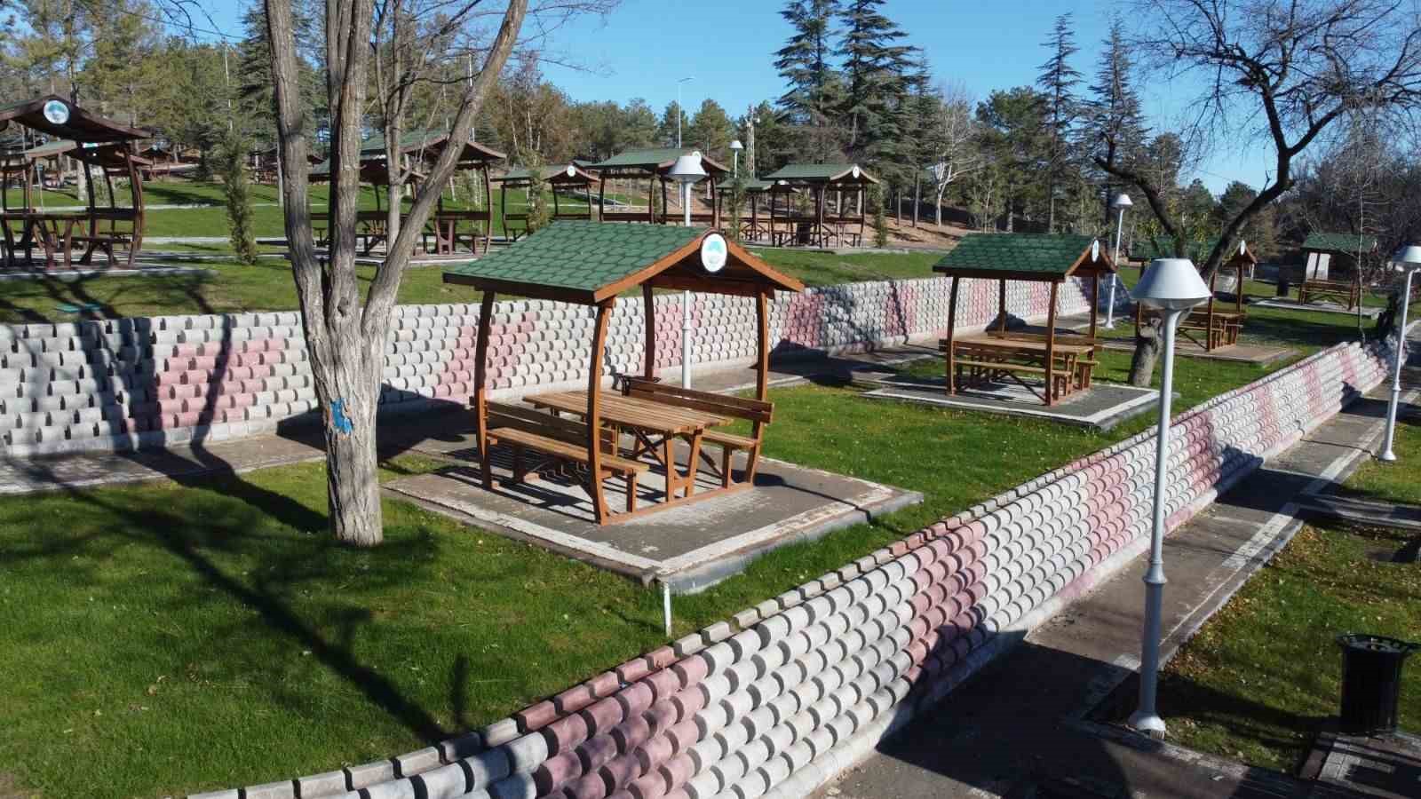 Sarımsaklı Barajı Mesire Alanı, yenilenen y&uuml;z&uuml;yle vatandaşların ziyaretini bekliyor
