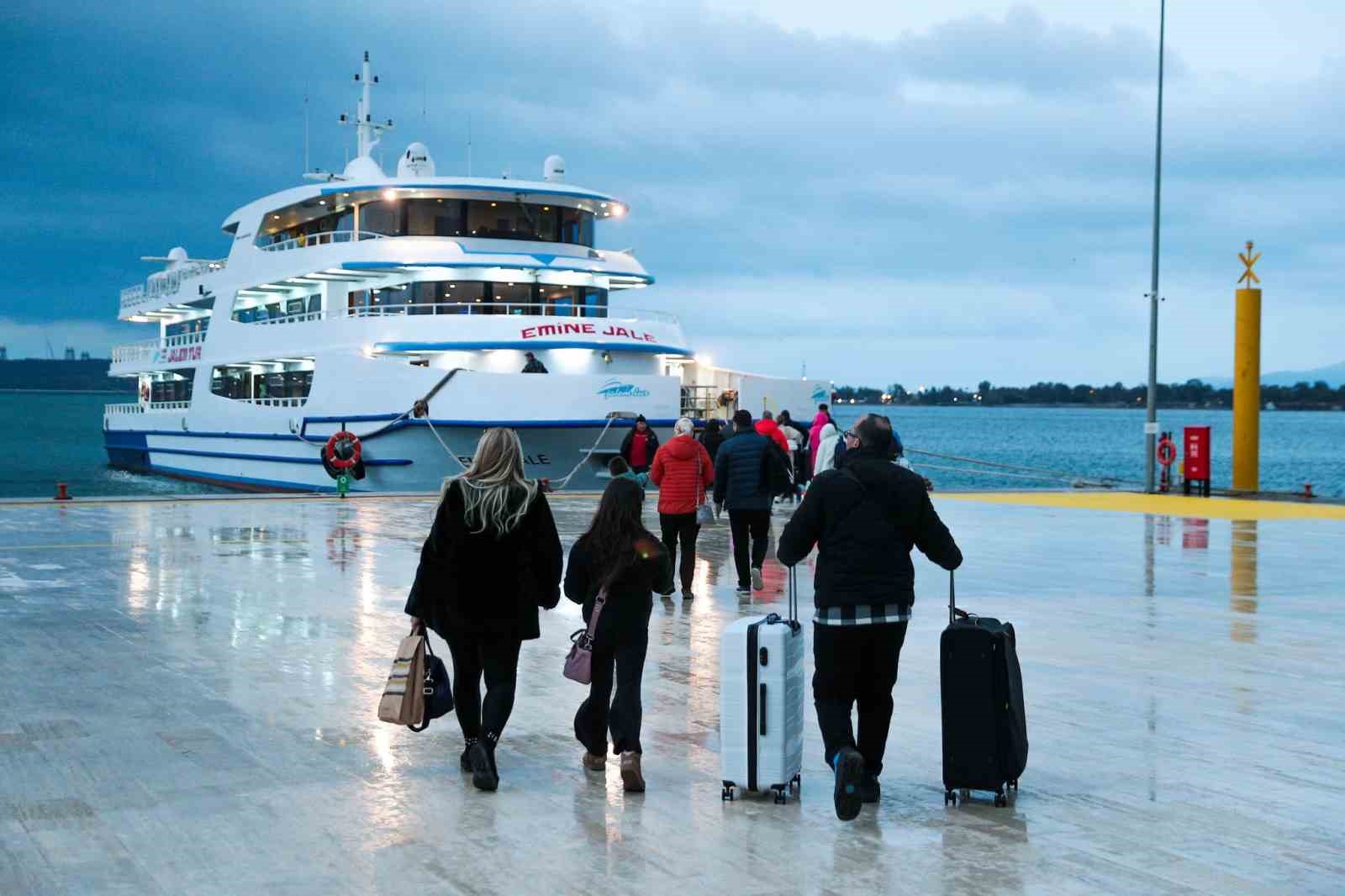 Aliaport Deniz Yolcu İskelesi’nde ilk sefer yapıldı