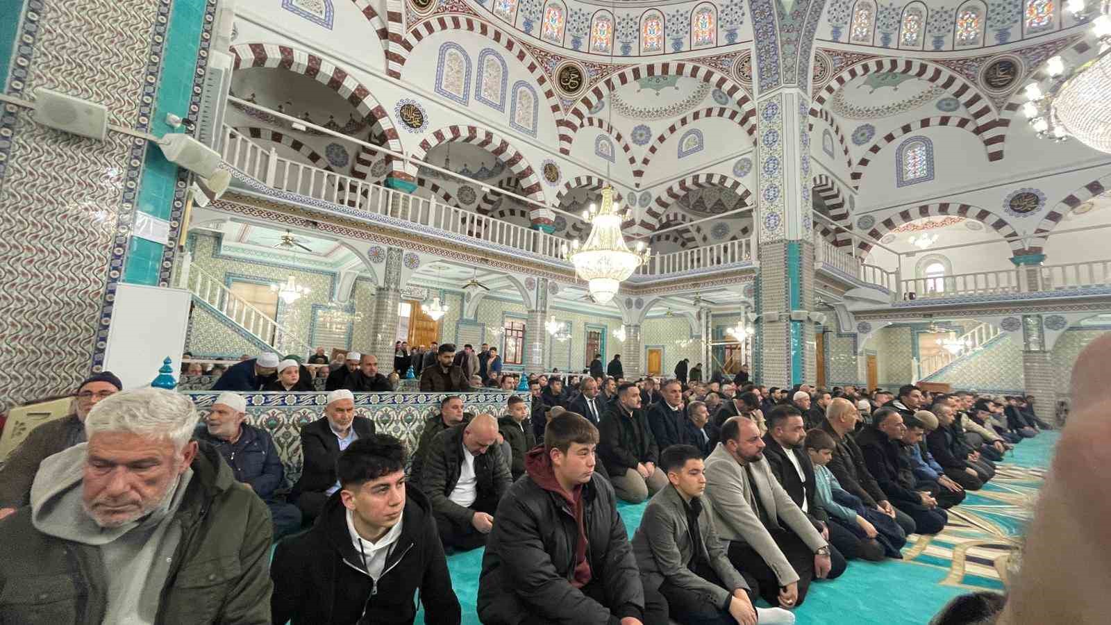 Vali &Ccedil;i&ccedil;ek ve protokol &uuml;yeleri namaz sonrası vatandaşlarla bayramlaştı
