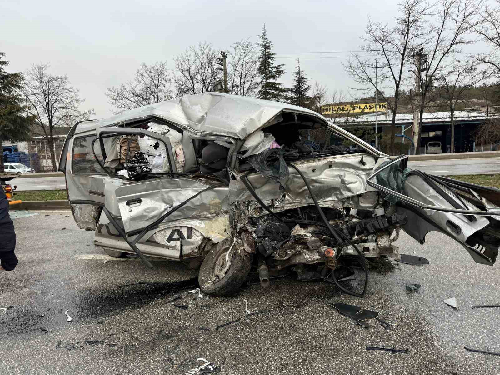 Çorum’da otobüs ile minibüs çarpıştı: 1’i ağır 7 yaralı