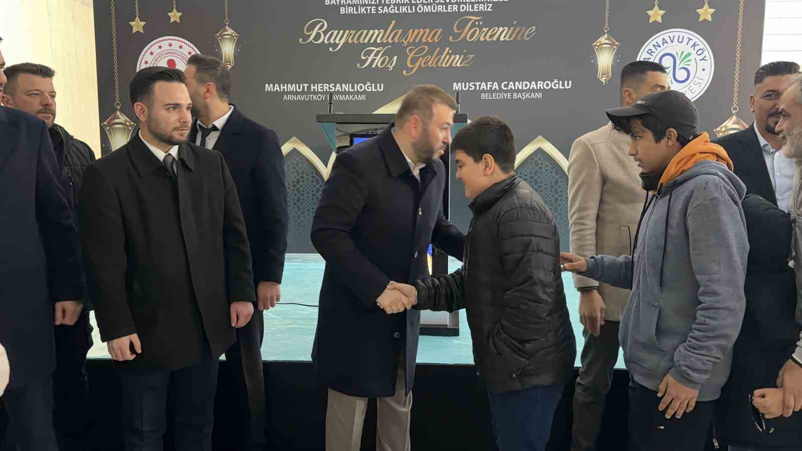 Arnavutköy’de bayram namazı sonrası ilçe protokolü vatandaşlarla bayramlaştı