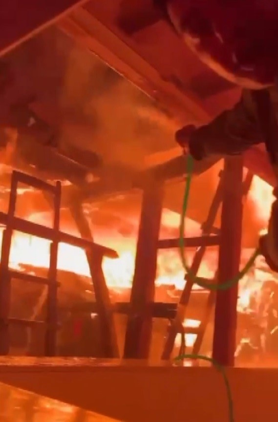 Ahşap ev alev topuna döndü