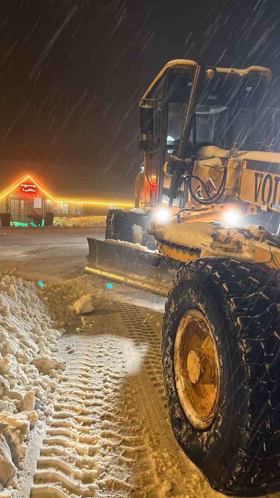 Kocaeli&rsquo;nin y&uuml;ksek kesimleri bayram sabahı beyaza b&uuml;r&uuml;nd&uuml;

