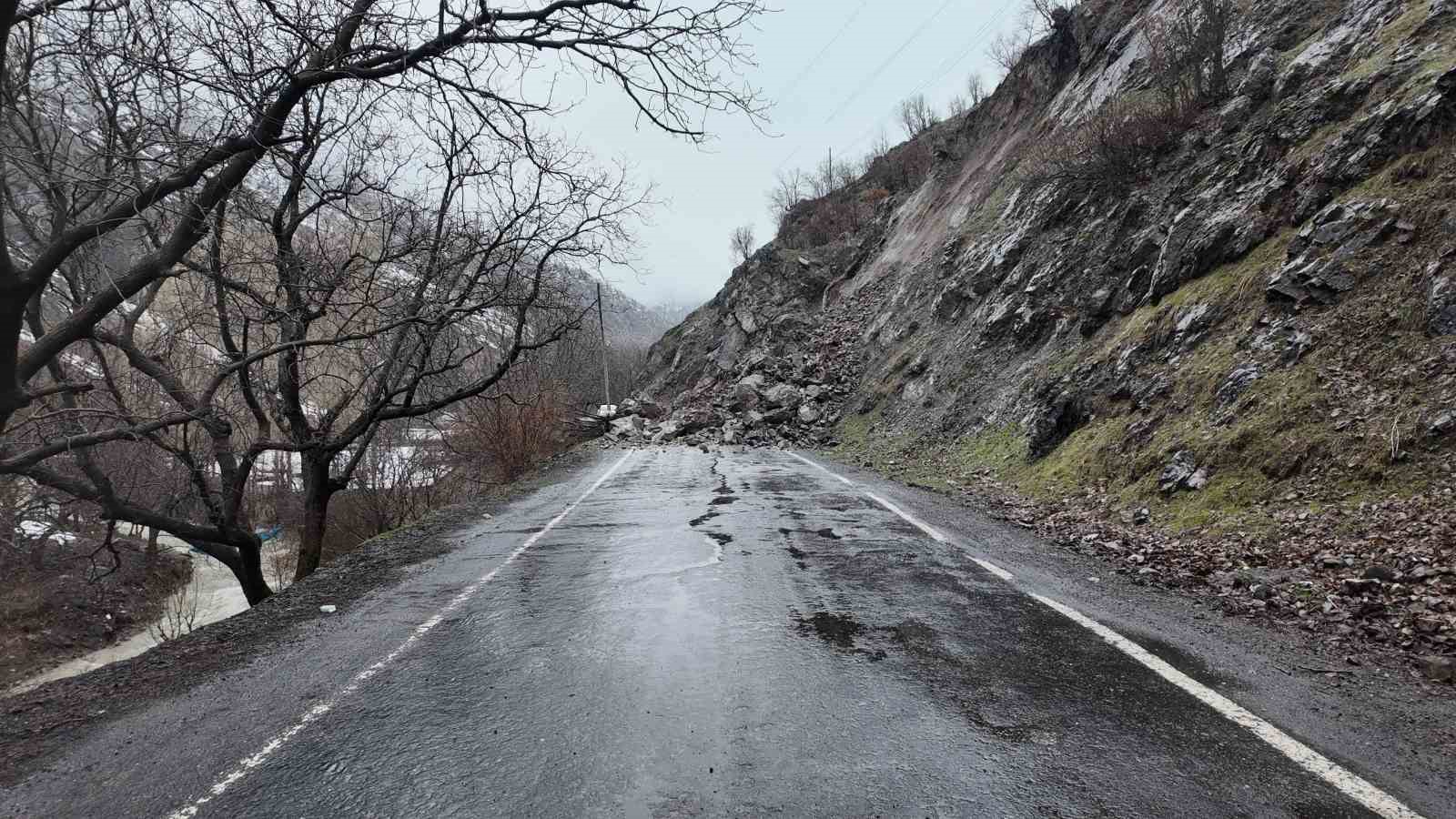 Beytüşşebap’ta heyelan nedeniyle 11 yerin yolu ulaşıma kapandı