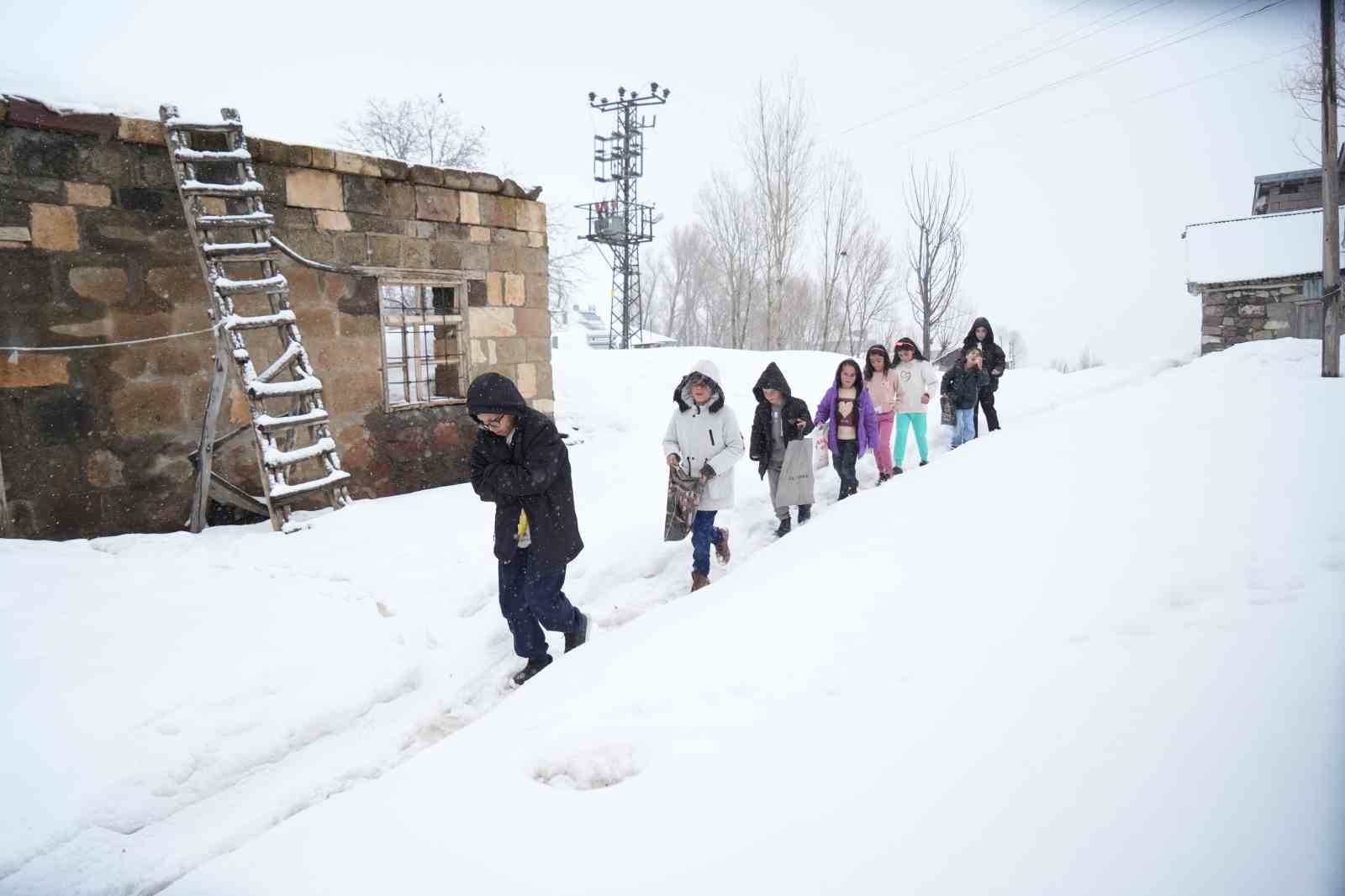 Muş’ta kar üstünde bayram sevinci