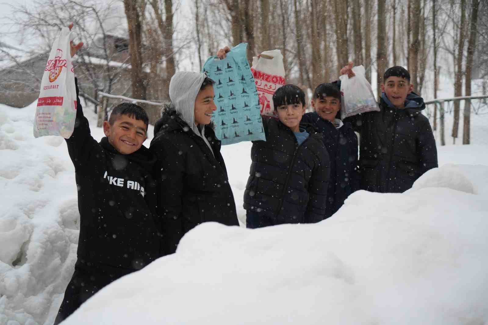 Muş&rsquo;ta kar &uuml;st&uuml;nde bayram sevinci

