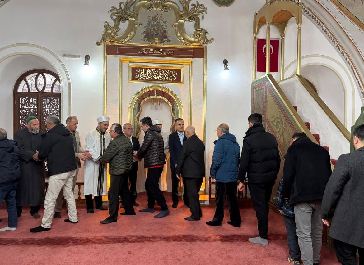 Vali Akbıyık bayram namazını Menteşe’de kıldı