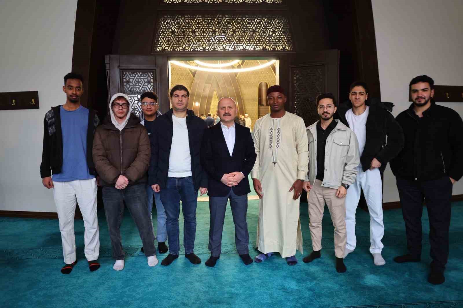 Adıyaman&rsquo;da bayram namazı sonrası protokol vatandaşlarla bayramlaştı
