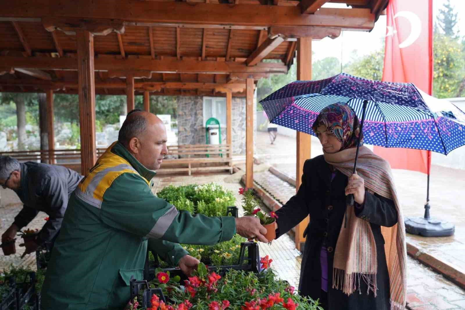 Erdemli&rsquo;de kabir ziyaretine gelenlere &ccedil;i&ccedil;ek dağıtıldı
