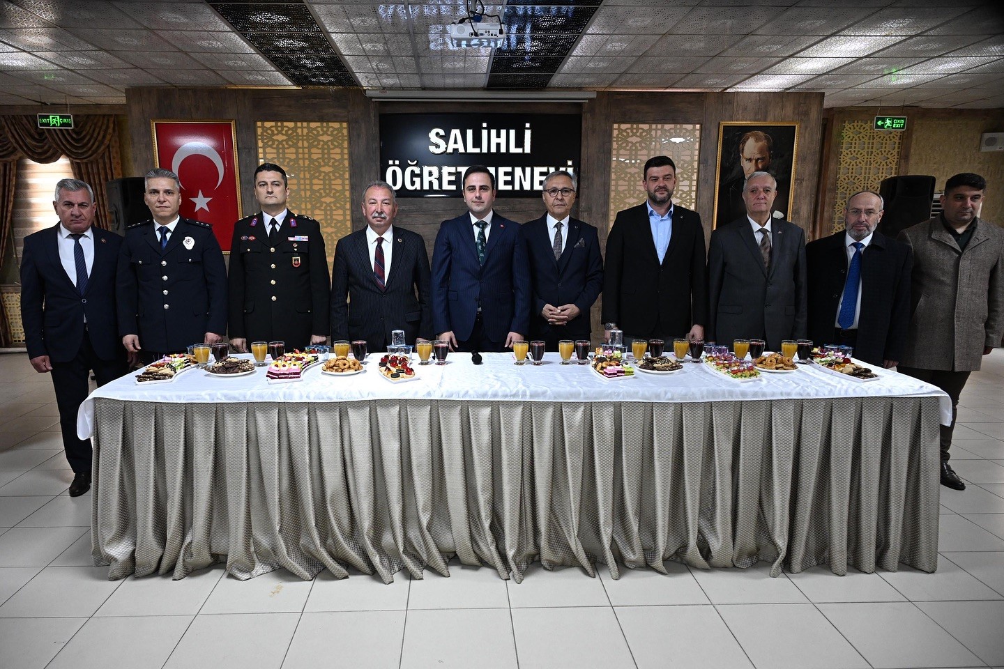 Salihli’de protokol ve vatandaşlar bayramlaştı