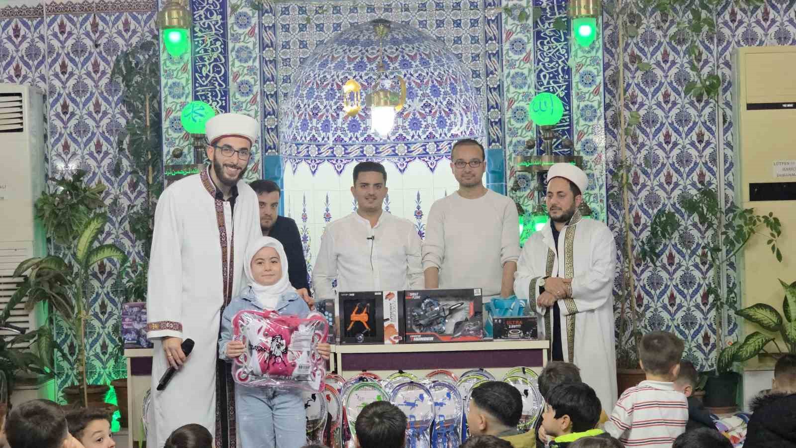 Camiye gelen &ccedil;ocuklar &ccedil;ifte bayram yaptı
