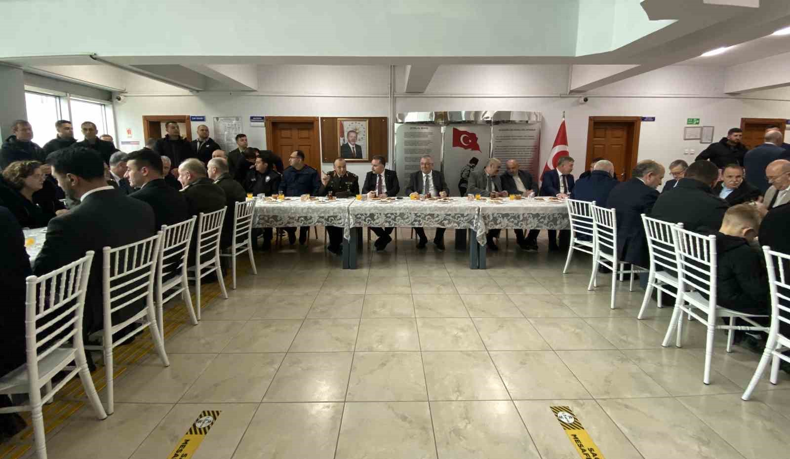 Edremit protokol&uuml; bayramlaşmada buluştu
