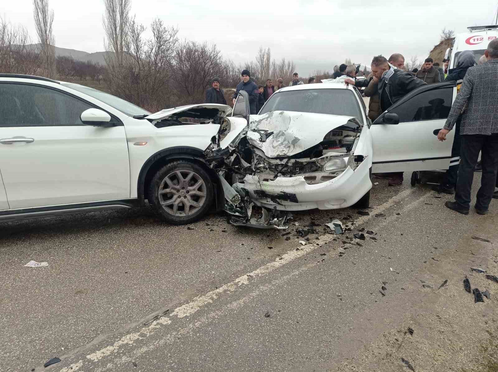 Elazığ’da iki otomobil çarpıştı: 9 yaralı