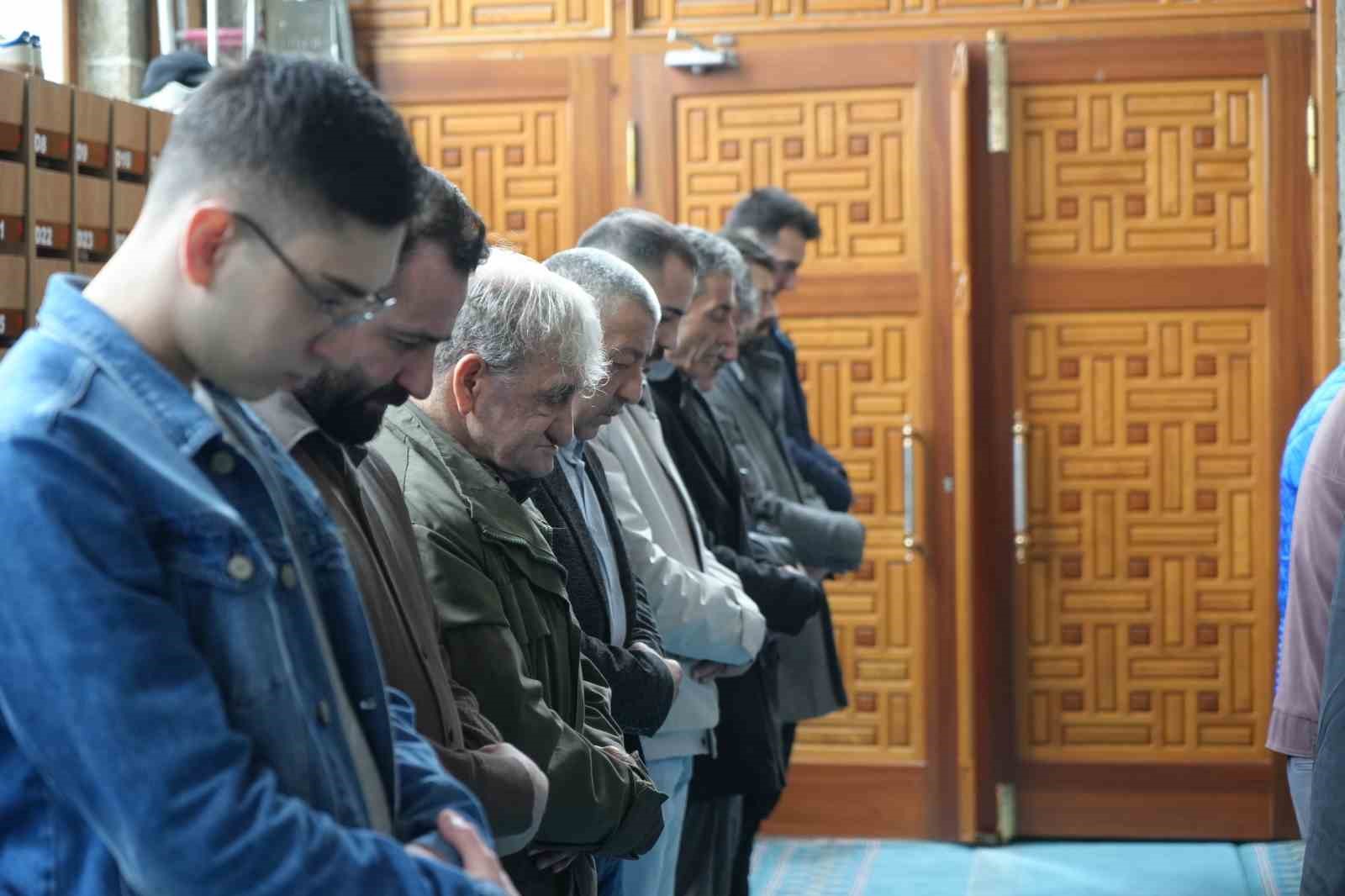 Samsun&rsquo;da "&ccedil;ifte bayram" coşkusu: Vatandaşlar camilere akın etti
